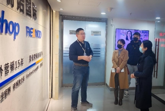 1月3日,宋磊珍副區長(右一)走訪瑞諾國際,與瑞諾國際創始人鄭毅(左一)交流。